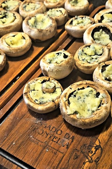 Cogumelos braseados com gorgonzola